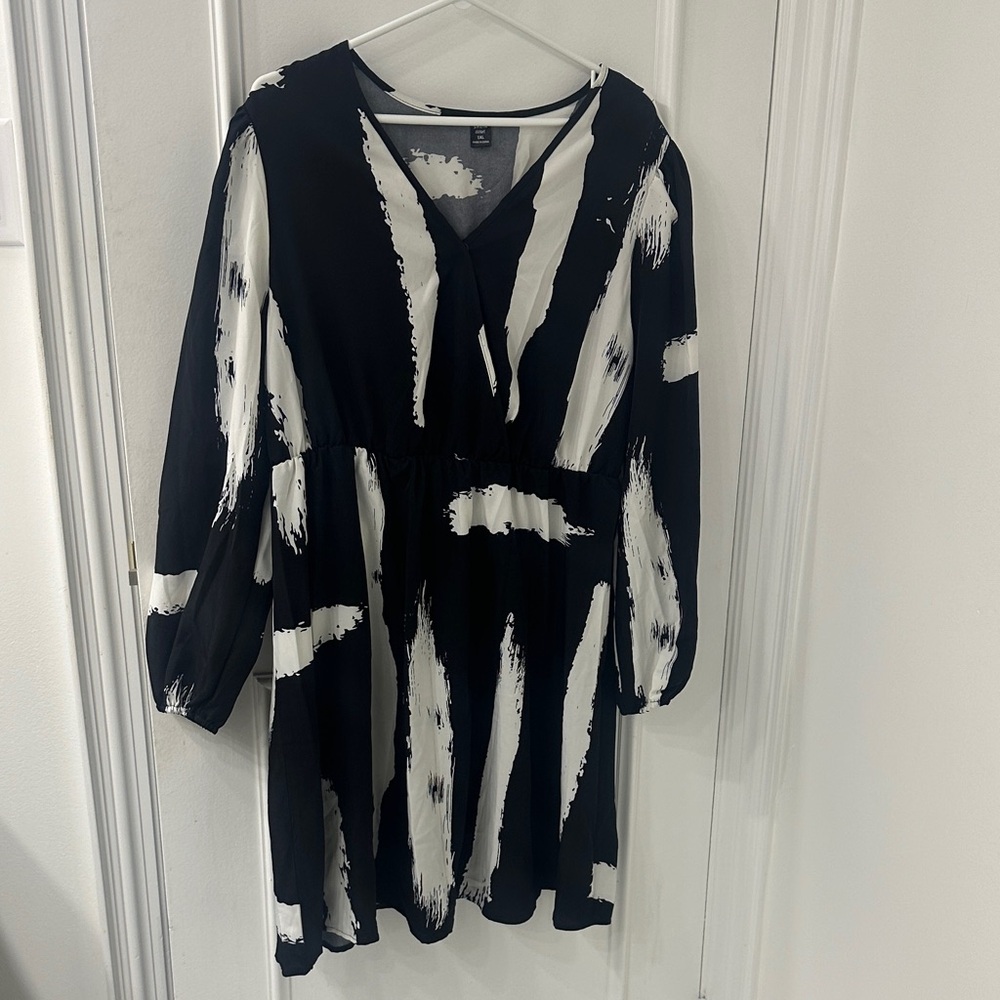 SHEIN Curve B&W Graphic Faux Wrap Midi Dress NWT 1X